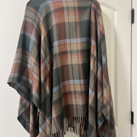Womens Plaid fringe poncho - Picture 2 of 6